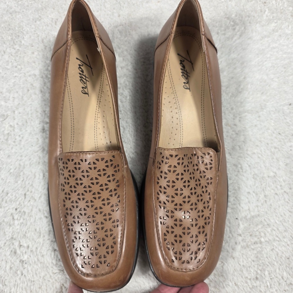 Trotters Loafers Womens 7.5N Tan Narrow Perforated Leather T1613-220 Slip On
